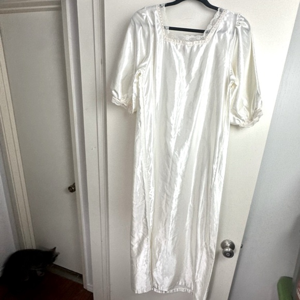 Lisa Steven’s White Vintage Satin Lace Embroidered 1/2Sleeves Ladies Nightgown S - Picture 2 of 15
